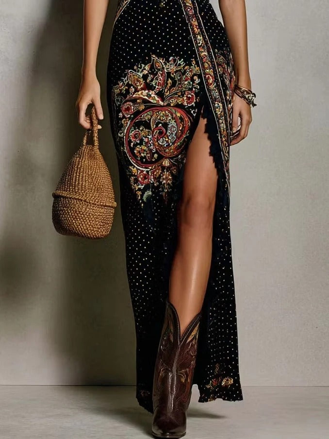 Vestido largo estampado paisley con abertura.